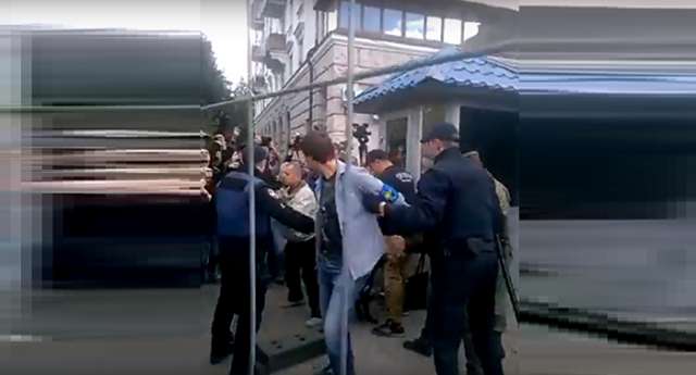 Législatives russes: un député ukrainien bloque l`entrée de l`ambassade russe à Kiev - VIDEO