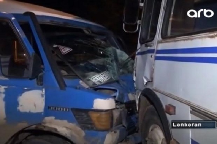 Lənkəranda 2 avtobus toqquşdu, 4 yaralı - Video