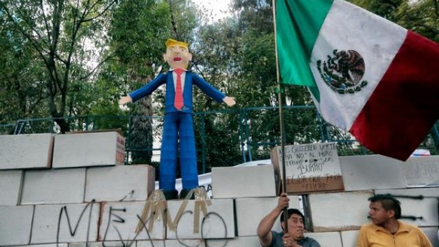 Les Mexicains manifestent contre Trump