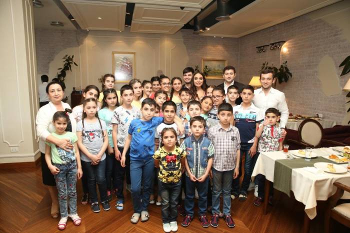 Leyla Aliyev visita el orfanato de Bakú