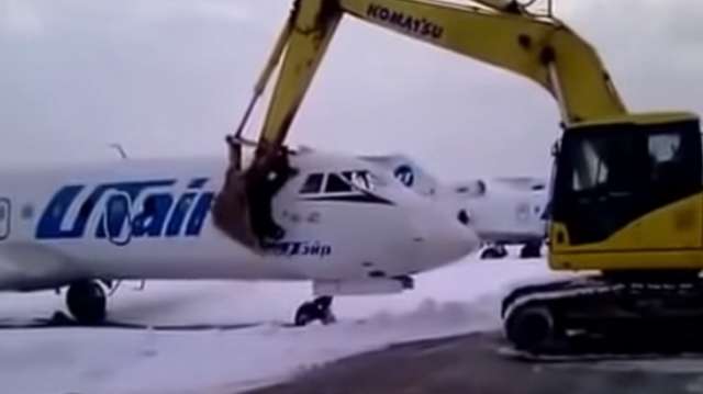 Licencié, il se venge de son chef… en mettant un avion en pièces! - VIDEO