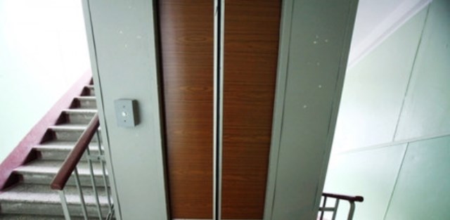 Liftdə köməksiz qalan şəxs xilas edilib