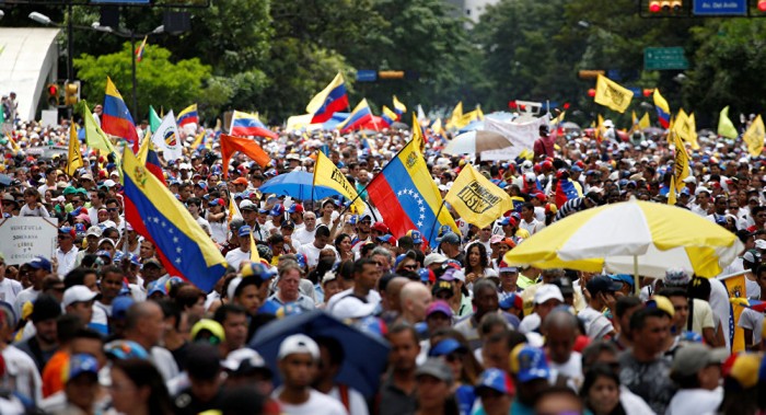 Oposición venezolana llama a tomar las calles por suspensión de referendo