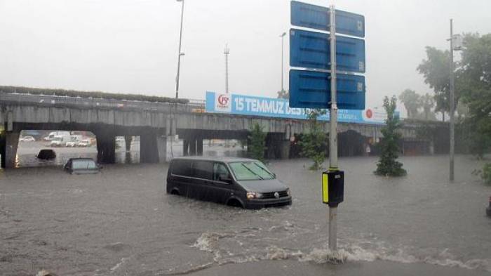 Fuertes lluvias paralizan la vida en Estambul
