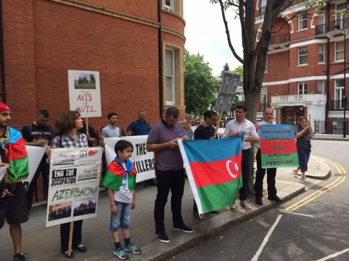 Les Azerbaïdjanais protestent contre les atrocités arméniennes devant l'Ambassade d'Arménie à Londres