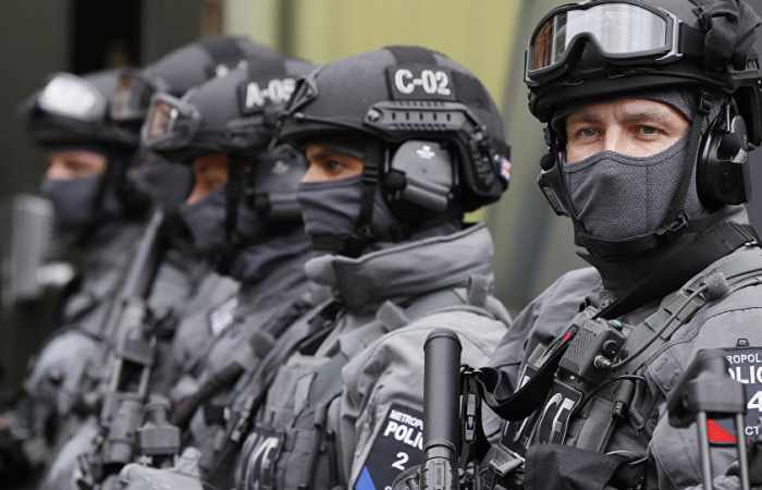 London police arrest four suspects, shoot one in counter-terror operation