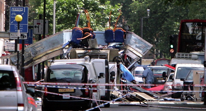 Un bus à impériale décapité en percutant un pont à Londres