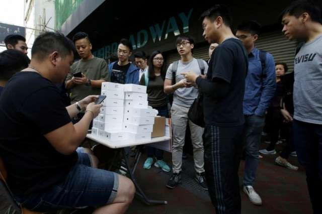 Long lines for iPhone X help push Apple shares to record high