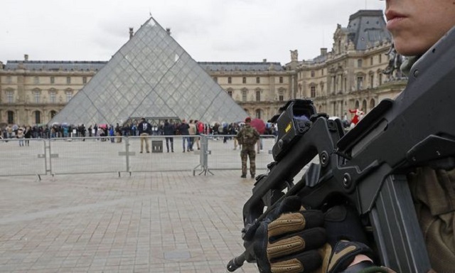 Reportan disparos cerca del museo del Louvre en París