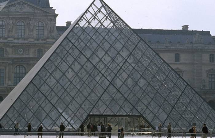 Reabren la plaza frente al Museo del Louvre tras evacuación temporal