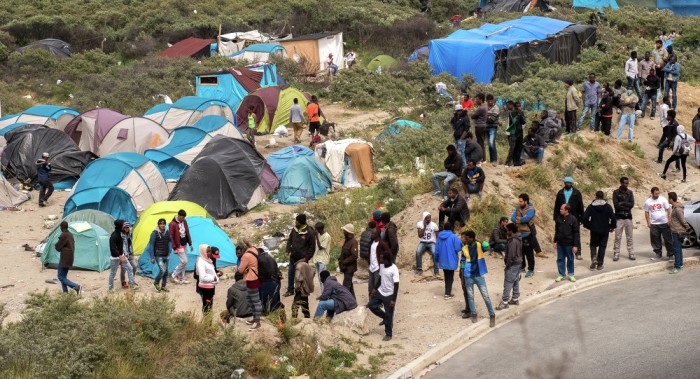 Francia busca lugar de alojamiento para 9.000 inmigrantes de Calais 