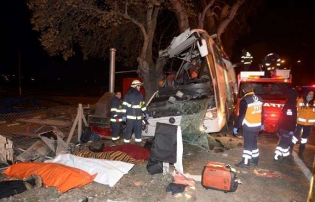 13 قتيلاً و42 مصاباً بتدهور حافلة ركابٍ وسط تركيا
