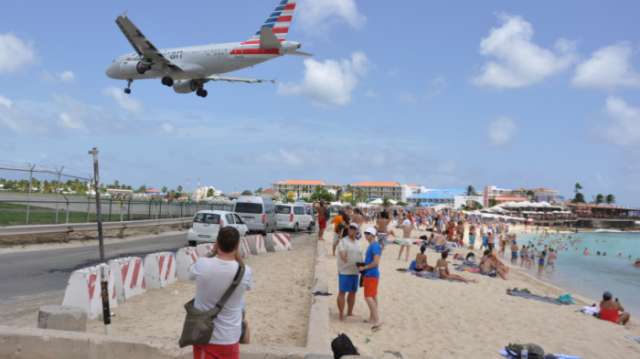 Jet blast at St. Maarten's seaside airport kills tourist