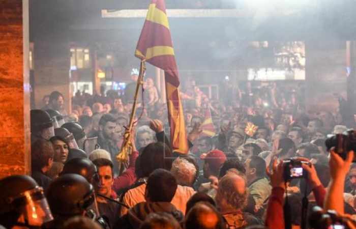 Manifestantes montan acampada ante el Parlamento Skopje tras su desalojo