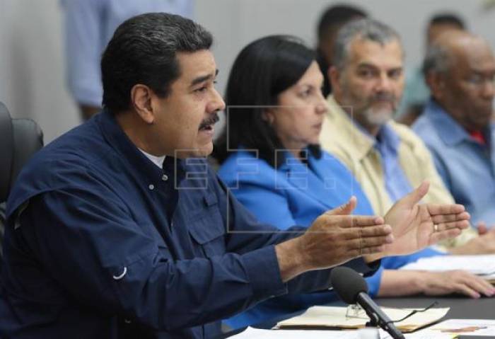 Maduro restringe garantías y la oposición pide defender la Constitución