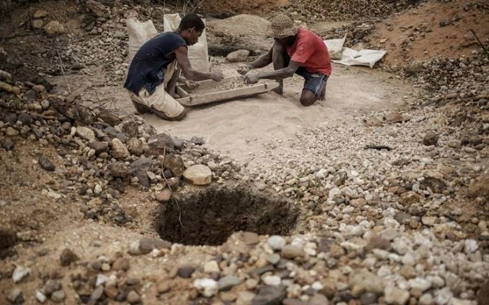 A Madagascar, l`improbable eldorado des chercheurs de saphirs
