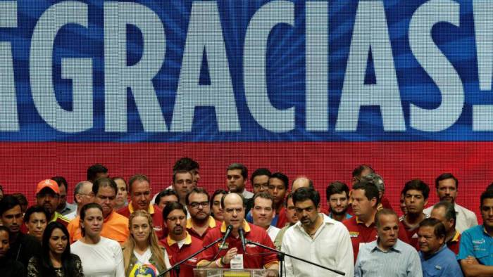 La oposición a Maduro crea un Gobierno de unidad y llama a la huelga general