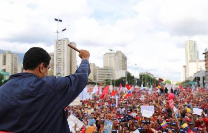 Maduro pide cambiar la Constitución y la oposición llama a la rebelión contra el golpe