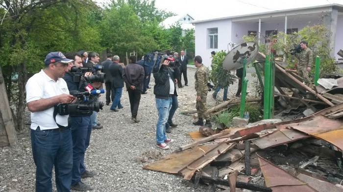 Journalisten besuchen Dörfer Sarijali und Mahrizli in Agdam