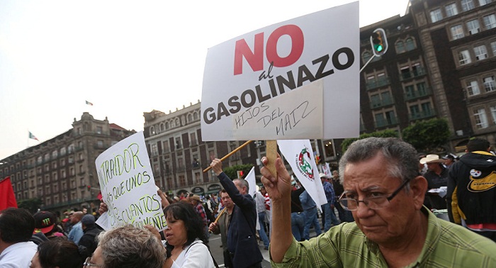 Unas 50.000 personas marchan contra el aumento a la gasolina en México