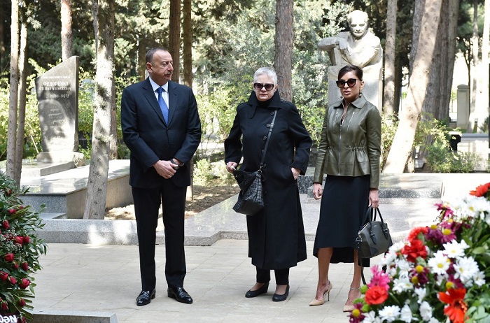 Ilham Aliyev besucht das Grab des Volksschriftstellers Magsud Ibrahimbeyov