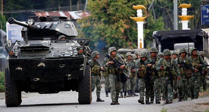 Militares filipinos presentan un ultimátum a los terroristas que quedan en Marawi