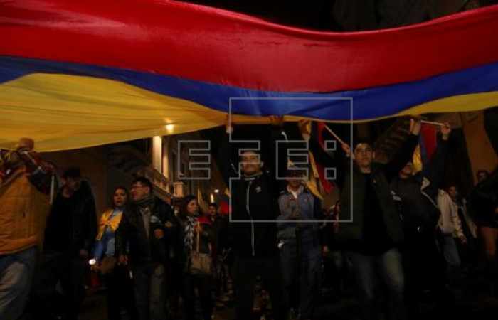 Cientos de opositores marchan en Quito en apoyo a las peticiones del candidato Lasso