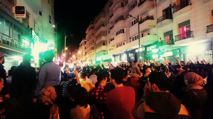 Des Marocains en colère descendent dans la rue après la mort d`un vendeur de poissons