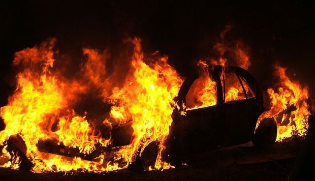 Bakıda "Land Rover" yanıb