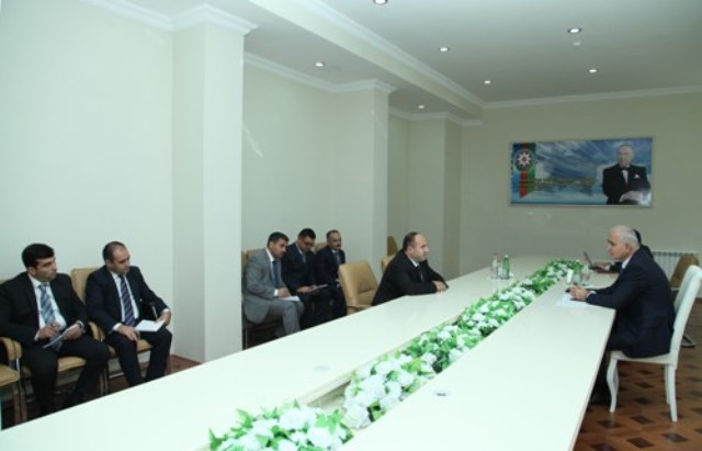 Nazir vətəndaşlarla görüşüb 