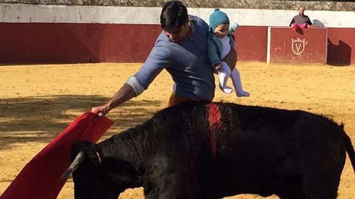 Un matador espagnol choque en posant avec sa fille au milieu de l`arène