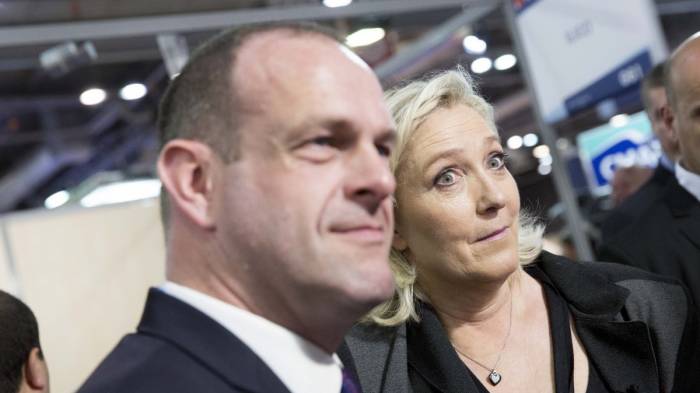 Marine Le Pen redevient présidente du FN à la place de Steeve Briois