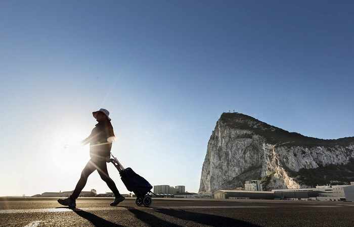 May advierte de que no cederá “nunca” la soberanía de Gibraltar sin apoyo de la población