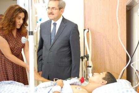 Azərin türk deputatla yaralı əsgərlərimizə baş çəkdi - FOTO Azərin türk deputatla yaralı əsgərlərimizə baş çəkdi - FOTO