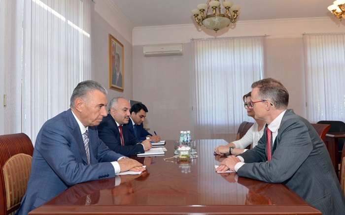 Stellvertretender Ministerpräsident Ali Hasanov trifft mit Botschafter Michael Kindsgrab