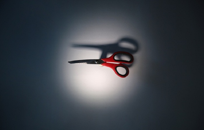Mécontente de sa coupe, elle tente d`abattre son coiffeur