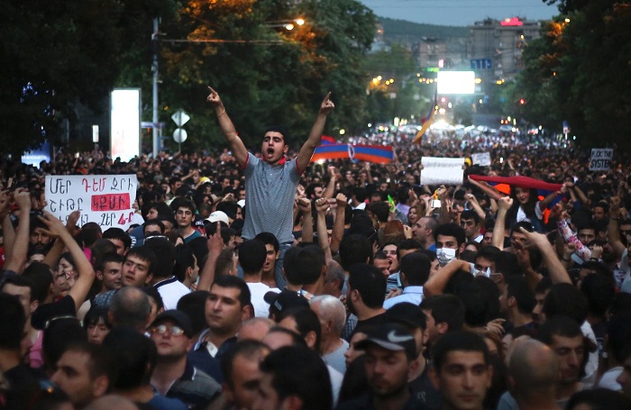 Another wave of hundreds rally in Armenia against constitutional changes