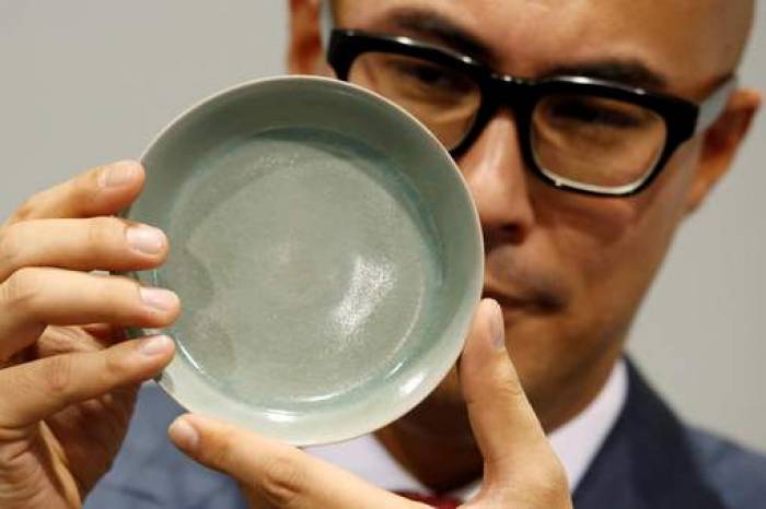 Record d'enchères pour un bol chinois de mille ans d'âge à Hong Kong