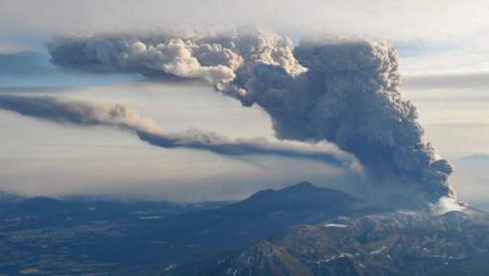 Un volcan entre en éruption au Japon