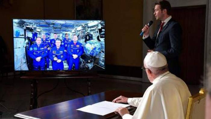 Le pape s'entretient avec les astronautes de l'ISS