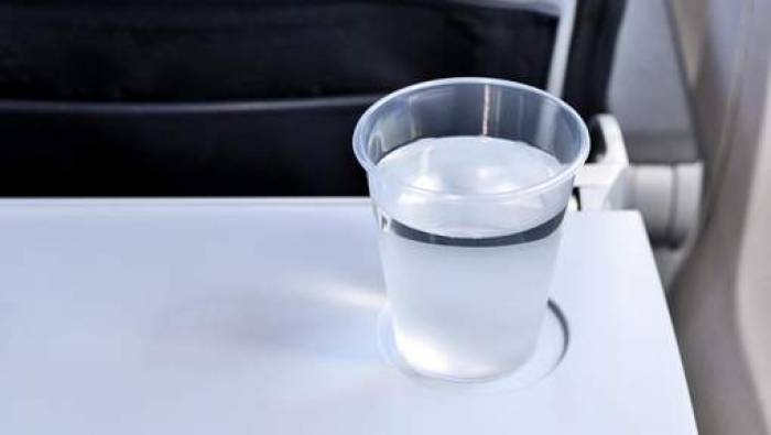 La quantité d'eau qu'il faut boire à bord d'un avion