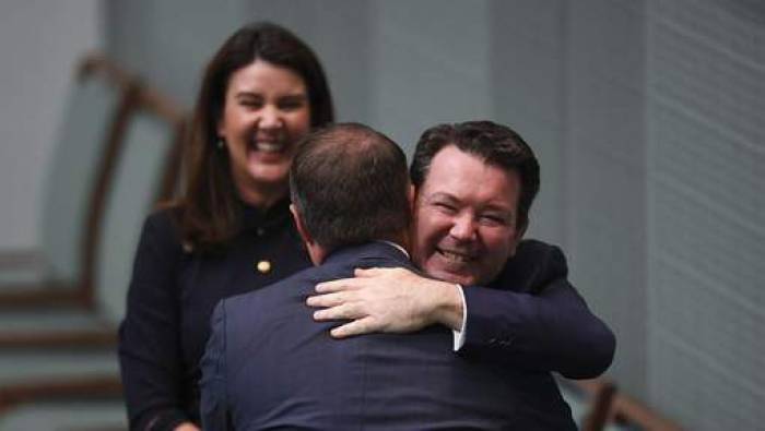 Un parlementaire australien demande la main de son compagnon au Parlement