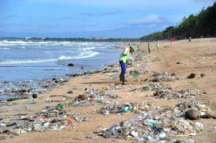 À Bali, un océan de déchets envahit les plages