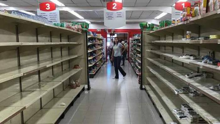 Des soldats contrôlent l'entrée des supermarchés au Venezuela