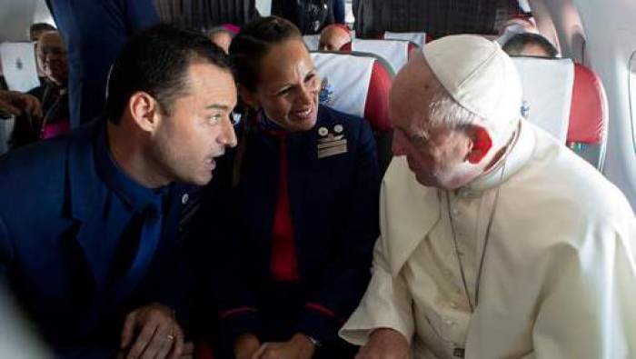 Premier mariage à bord de l'avion du pape