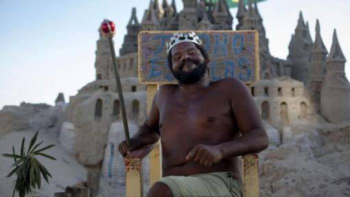Depuis 22 ans, ce "roi" vit dans un château de sable - VIDEO