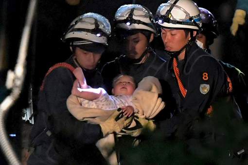 Un bébé de huit mois sauvé des décombres au Japon - VIDEO