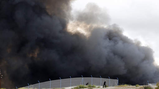 Des milliers de personnes fuient un nuage toxique en Espagne
