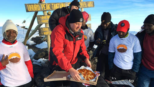 Pizza Hut livre au sommet du Kilimandjaro - VIDEO