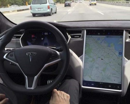 Tesla ne compte pas désactiver son système de pilotage automatique